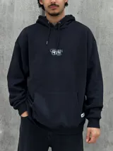 Canguro negro con capucha ajustable con cordones, bolsillo tipo canguro y logo "Osten Club" estampado en el pecho. Corte oversize.