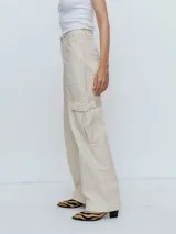 Pantalón cargo color beige, de corte recto y tiro alto.