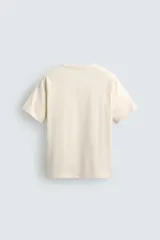 Camiseta relaxed fit color gris oscuro, confeccionada en tejido ligero de algodón con elasticidad. Presenta cuello redondo y manga ranglán corta.