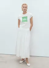 Remera blanca de manga corta y cuello redondo, confeccionada en 100% algodón, con diseño recto y estampado frontal.