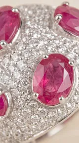 Anillo tipo bombe de plata 925 con pavé de circonias blancas y cuatro piedras naturales de rubí en talla oval.