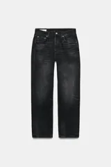 Jeans de tiro medio con corte straight, color negro con efecto gastado, diseño de cinco bolsillos y trabillas para cinturón. Cierre frontal con cremallera y botón metálico.