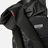 Mochila negra Rip Curl F-Light Surf de 40 litros, con diseño técnico, compartimentos con cierre y cierre superior enrollable con hebilla.