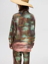 Camisa oversize de viscosa con diseño tie-dye en tonos celestes y blancos, manga larga, cuello camisero, cierre frontal con botones y un bolsillo en el pecho con detalle bordado.