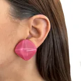 Aros cortos con forma cuadrada y volumen, color celeste.