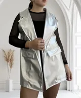 Chaleco largo plateado con textura simil piel de reptil, solapas y bolsillos delanteros.