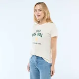 Remera de algodón color crema con cuello redondo y mangas cortas. Presenta un estampado frontal con el texto 'Calle del Sol' en color verde, un dibujo de un sol amarillo y la palabra 'Guadalajara' debajo.