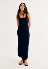 Vestido midi azul marino de canalé, ajustado al cuerpo, con escote redondo y sin mangas.