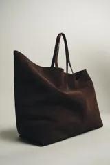 Bolso tipo maxi shopper de piel serraje en color marrón, con doble asa de hombro y bolsillo interior con cremallera.