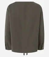 Blusa verde militar de viscosa, con cuello redondo, mangas largas y lazo ajustable en la cintura.