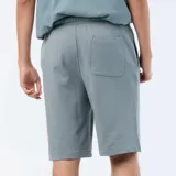 Bermuda de French Terry color gris, de corte recto y holgado, con bolsillos laterales y cintura elástica con cordón interno.