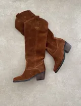 Bucaneras de caña alta color marrón, de gamuza, con taco de madera.