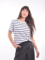 Remera blanca de manga corta con rayas horizontales finas en azul marino.