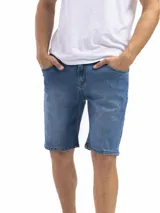 Bermuda de jean azul de corte recto, con bolsillos laterales y traseros.