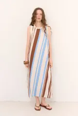 Vestido midi de punto sin mangas, con escote redondo y diseño de rayas verticales en tonos crudo, rosado y marrón oscuro.