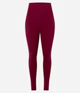 Legging deportiva de tiro alto confeccionada en microfibra, con diseño ajustado al cuerpo y costuras reforzadas en los laterales. Ofrece gran elasticidad y sujeción para actividades físicas.