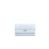 Billetera corta Coveri de cuero sintético color celeste, con solapa frontal y cierre de broche a presión. Presenta detalle de tira horizontal en tono más claro y logo de la marca en letras metálicas doradas.