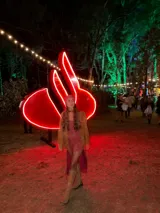 Blusa larga atrás y corta adelante con breteles finos regulables.