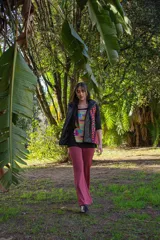 Pantalón fucsia de crepé elastizado con lurex, corte palazzo y tiro alto.