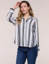 Camisa de crepe blanca con rayas verticales negras, cuello camisero, mangas largas raglán y cierre frontal con botones.