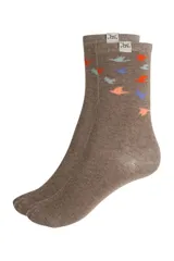 Medias marrones con estampado de pájaros en colores naranja, celeste y rosa.