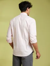 Camisa de hombre de manga larga en color rosado, confeccionada en algodón. Presenta cuello con botones (button-down) y un corte slim fit.