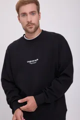 Buzo negro de manga larga y cuello redondo, con logo "Originals Studio" estampado en el pecho.