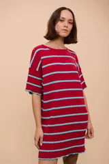 Remerón rojo con rayas horizontales turquesas, de corte recto y suelto, manga corta y cuello redondo.