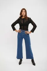 Top de encaje negro de manga larga, con diseño ajustado y cuello redondo.