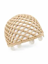 Gorro tipo beanie de punto calado color beige, con diseño de red y detalles de dijes circulares colgantes de nácar en el borde.