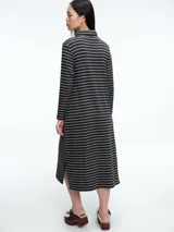 Vestido midi de punto a rayas horizontales en gris y negro, con cuello alto y mangas largas. Diseño de corte recto y ajuste cómodo.