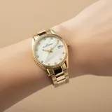 Reloj Jacques Lemans de la línea Derby, con caja y malla de acero IP en tono dorado. La esfera es de nácar con cristales Swarovski como indicadores de hora y una ventana de fecha. El cristal es Crystex endurecido.