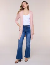 Cardigan largo y abierto de tejido de punto fino, color rosado, con mangas tres cuartos y puños acanalados.