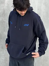 Canguro negro con capucha ajustable con cordones, bolsillo tipo canguro y logo bordado en azul en el pecho.