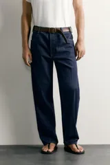 Jeans relaxed fit de tiro medio, confeccionados en denim de algodón con efecto ligeramente lavado. Presentan perneras rectas con raya de planchado, diseño de cinco bolsillos y cierre frontal con cremallera y botón.