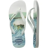 Ojotas Havaianas con base blanca y celeste con diseño de olas, tiras blancas con diseño en relieve y logo de la marca en la base.