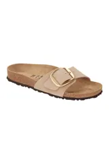 Sandalia Birkenstock Madrid Big Buckle, color beige, con tira de cuero nobuk y hebilla grande dorada.