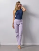 Pantalón celeste en gabardina elastizada marca Zac & Rachel. Pretina ancha con faja interna modeladora. Largo de pierna con costura frontal pespunteada. Trasera con bolsillos ojal simulados.