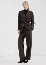 Blazer sastrero de corte recto en color gris oscuro con diseño de rayas diplomáticas, solapas con muesca, bolsillos con solapa en la parte delantera y cierre frontal de un botón.