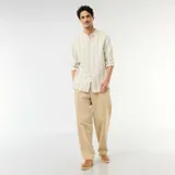 Camisa de manga larga con cuello mao, cierre frontal de botones y diseño a rayas verticales en tonos verde, beige y amarillo.
