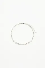 Collar plateado de cadena con eslabones rectangulares.