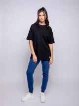 Pantalón de jogging gris con pretina elastizada, bolsillos laterales y felpa en el interior.