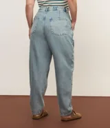 Pantalón de jean celeste, modelo balloon con cintura fija, trabillas, cierre tradicional, pliegues y bolsillos tipo cuchillo.