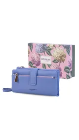 Billetera de mujer color negro con textura granulada, cierre de broche, bolsillo externo con cierre y correa de mano. Incluye logo metálico de la marca Lincoln's.