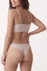 Culotte de tejido melange gris con detalles de encaje festoneado en la cintura y las piernas.