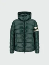 Campera puffer con capucha, color verde oscuro, con diseño acolchado horizontal y detalle de bandas blancas en la manga izquierda.