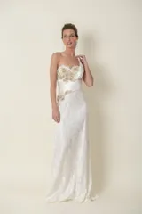 Vestido largo de novia blanco con encaje, corsé drapeado de un solo hombro y bordado en piedras.