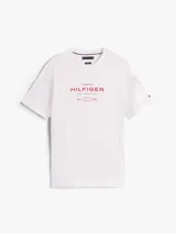 Remera de cuello redondo confeccionada en punto de algodón, con corte regular. Presenta un estampado gráfico con el logo de la marca y la inscripción 'New York City' en el pecho, además de un pequeño logo bordado en la manga.