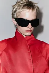 Cazadora corta de Zara color rojo, con cuello smoking, manga larga y cinturón ajustable del mismo tejido.