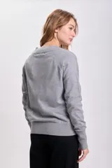 Sweater gris de tejido de punto con escote en V.